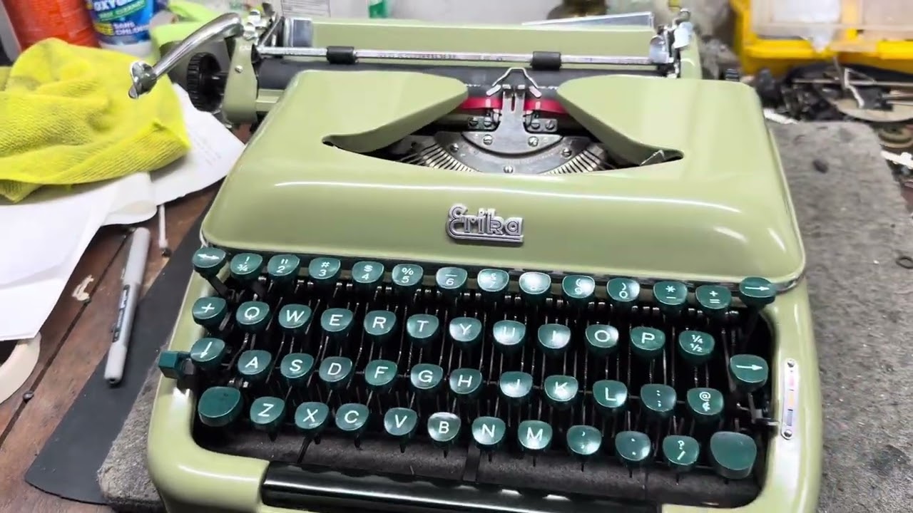 Танцы с портативной пишущей машинкой Erika 10