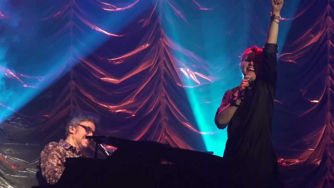 Noemi canta Sono solo parole accompagnata al piano da Gaetano Curreri