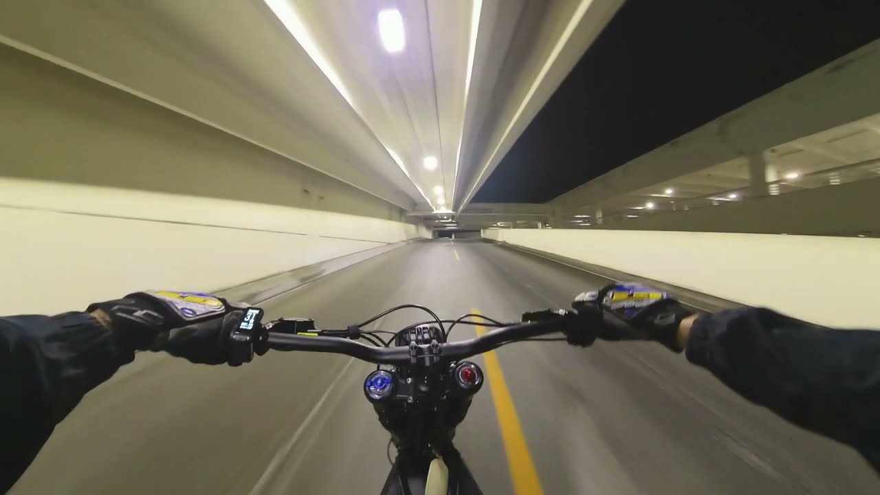 Talaria Sting R MX4 - Night Cruise Through City