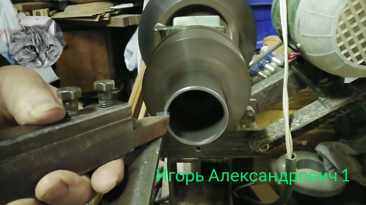 Точение металла в токарном станке по дереву без суппорта. Metal turning work withoud a caliper
