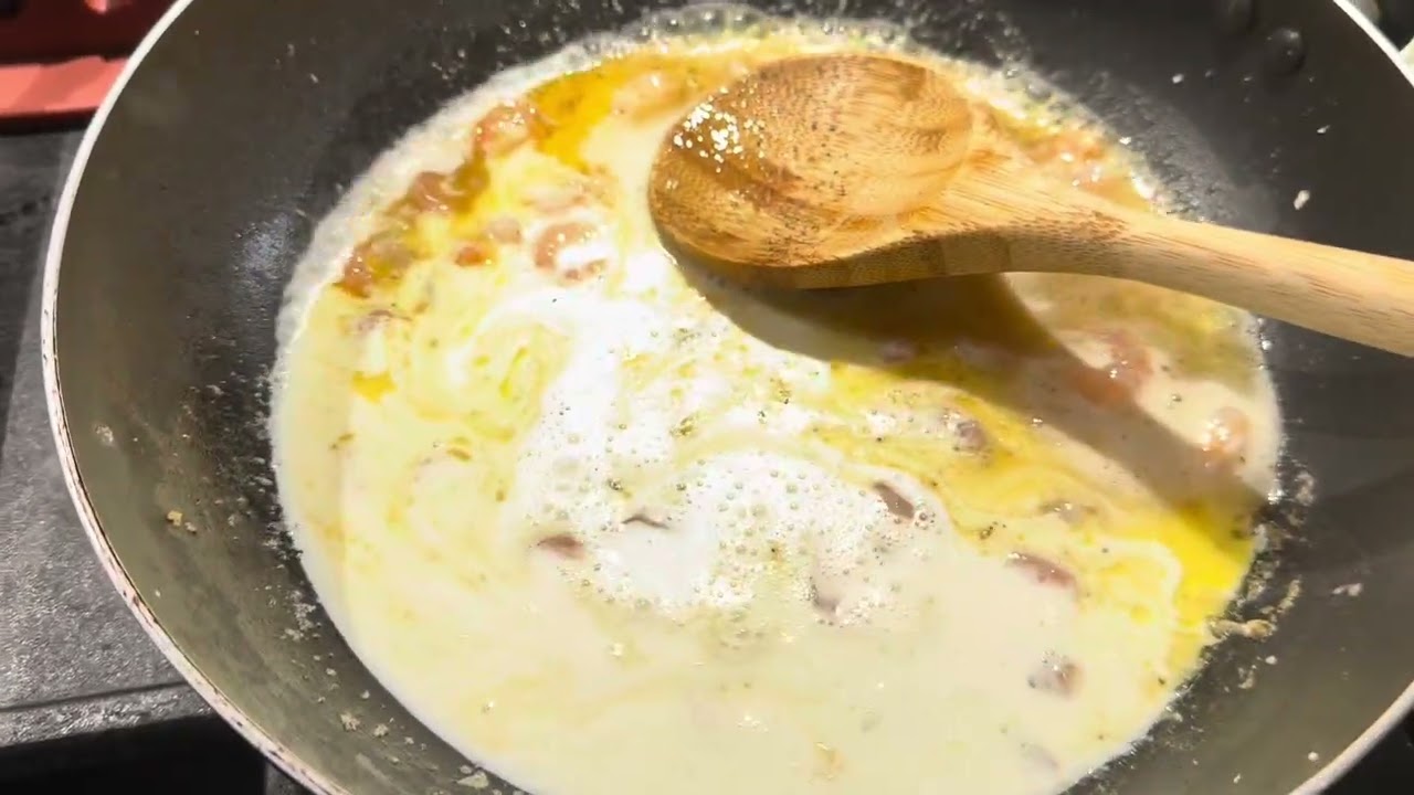 Como preparar una pasta fettuccine con camarones.