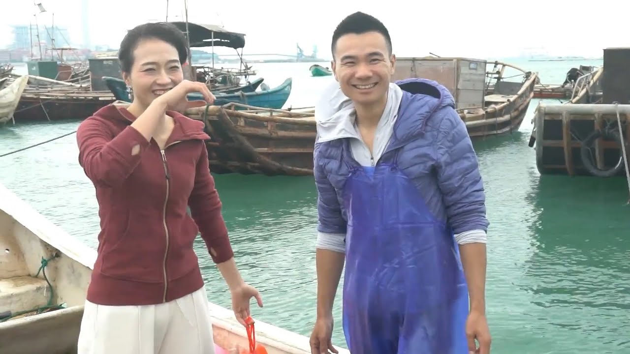 阿烽带表嫂敲渔网，抓到好货打包送给她吃，表嫂开心坏了