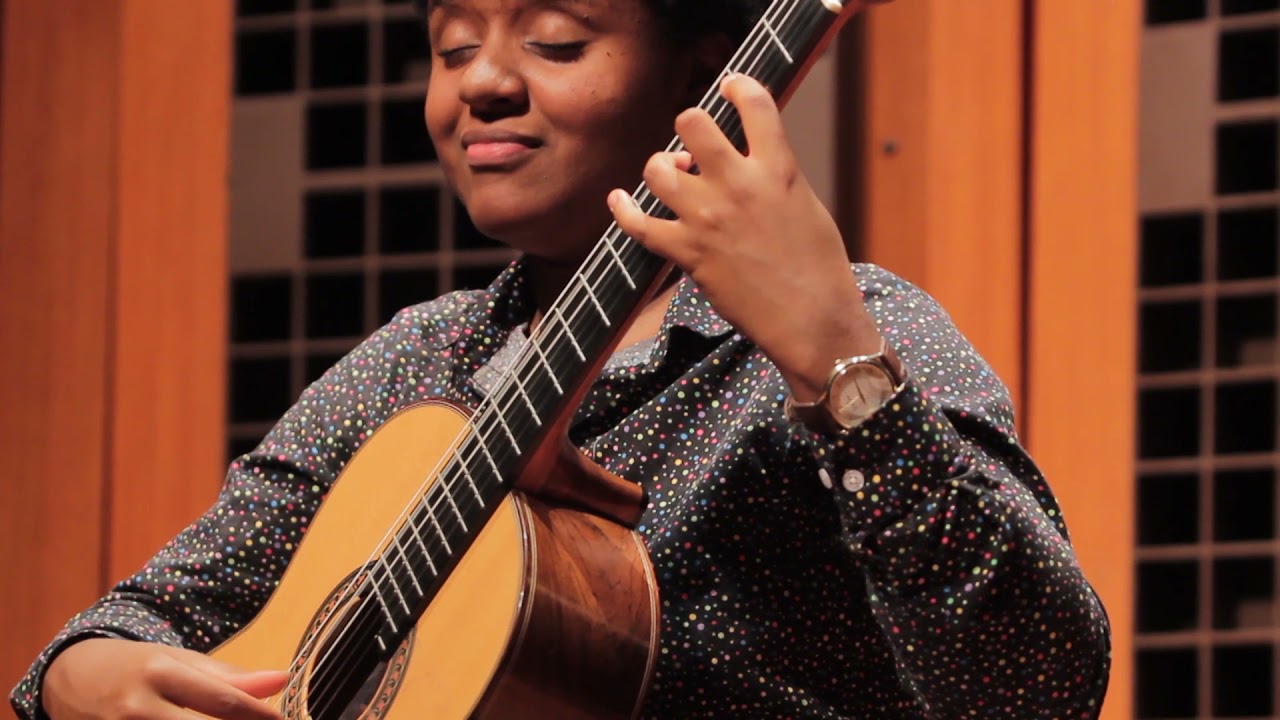 Gabriele Leite plays Sonata para guitarra by Antonio Jose