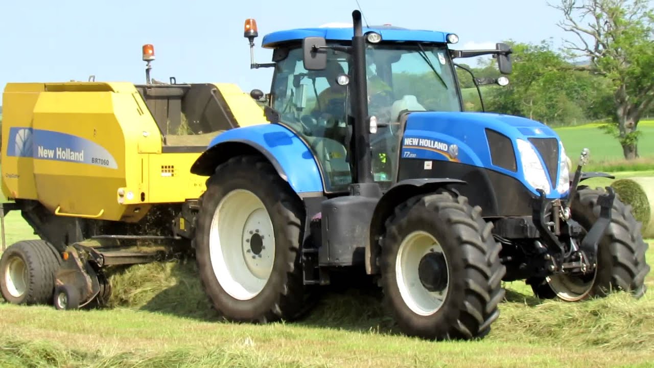 Baling Grass - New Holland T7.200