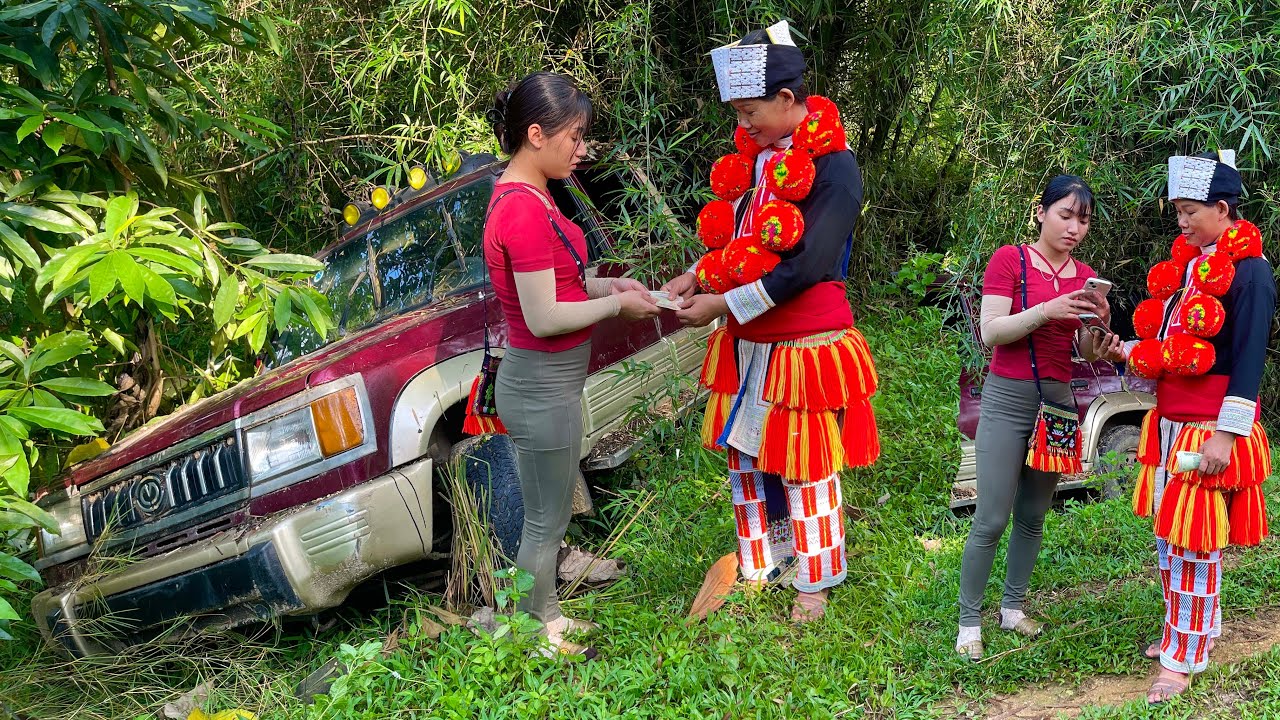 The talented young girl began to completely maintain the MEKONG car, which was covered with mud.