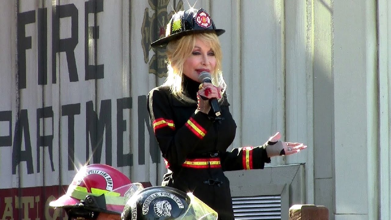 Долли Партон открывает Firechaser Express в Dollywood