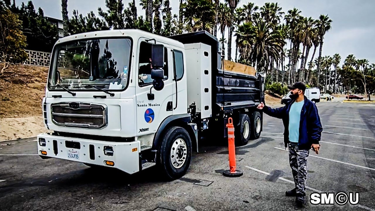 𝗛𝗔𝗡𝗗𝗦 𝗢𝗡 𝗧𝗥𝗔𝗜𝗡𝗜𝗡𝗚: Santa Monica Public Works Staff Prepare for Commercial License Test