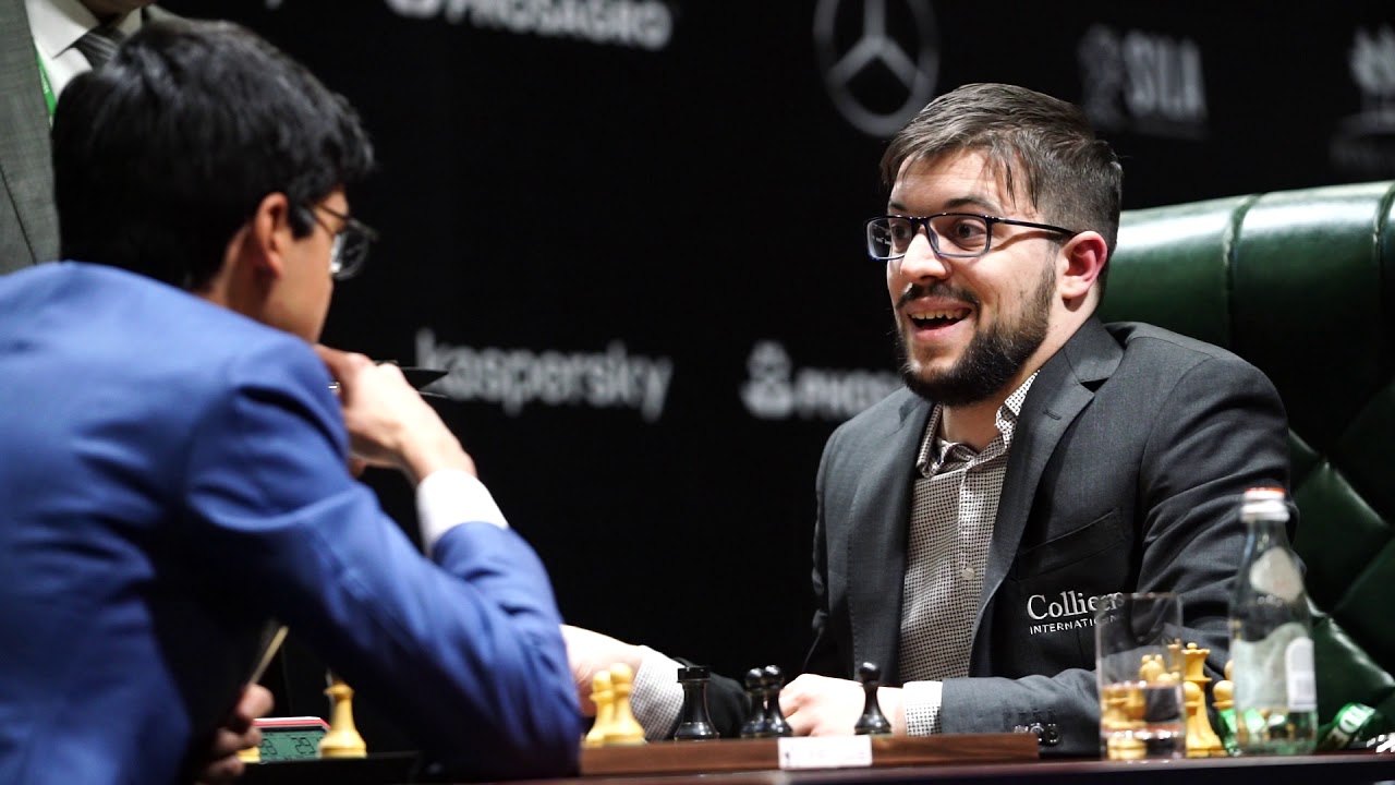 Третий тур: Аниш Гири и Максим Вашье-Лаграв обсуждают свою партию.