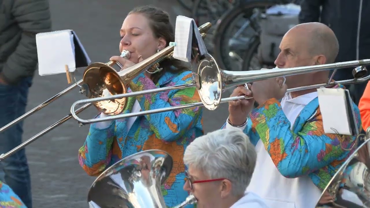 Dweilorkest WIndkracht 13 West Friesland Sneekerdweildag 13e Podium A Sneek 4 oktober 2025
