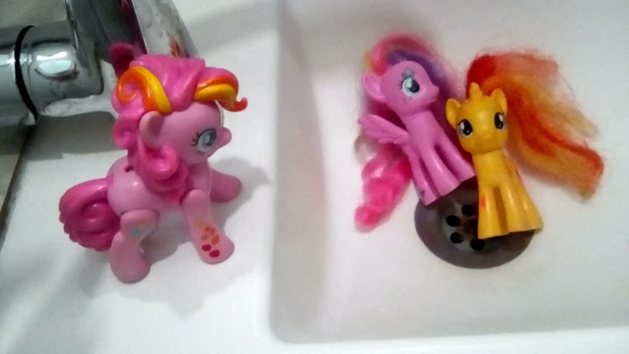 Ponyler Banyo Yapıyor 🛀🚿🛁