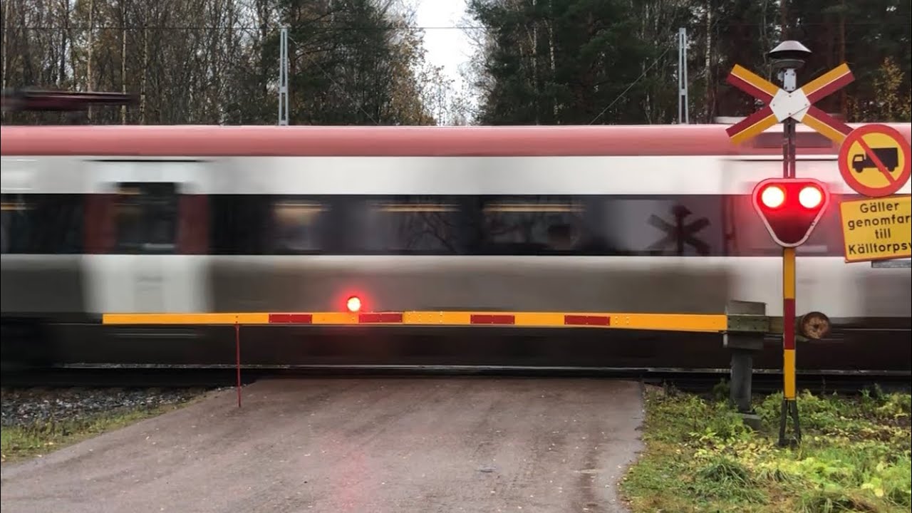 Swedish railroad crossing / Järnvägsövergång i Tiskbergsvägen, Falun