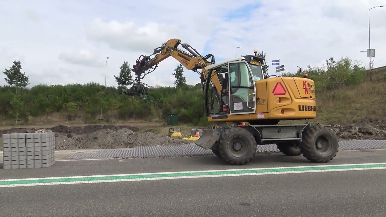 MACHINAAL STRATEN GRASBETONTEGELS LEGGEN MET EEN LIEBHERR 910 COMPACT
