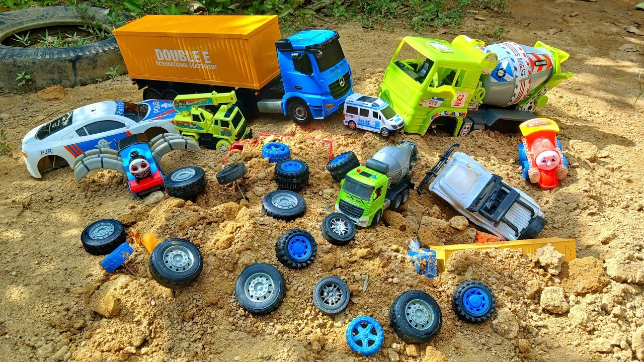 Mencari & Merakit Mainan Rusak | Mobil Polisi, Truk Molen Besar