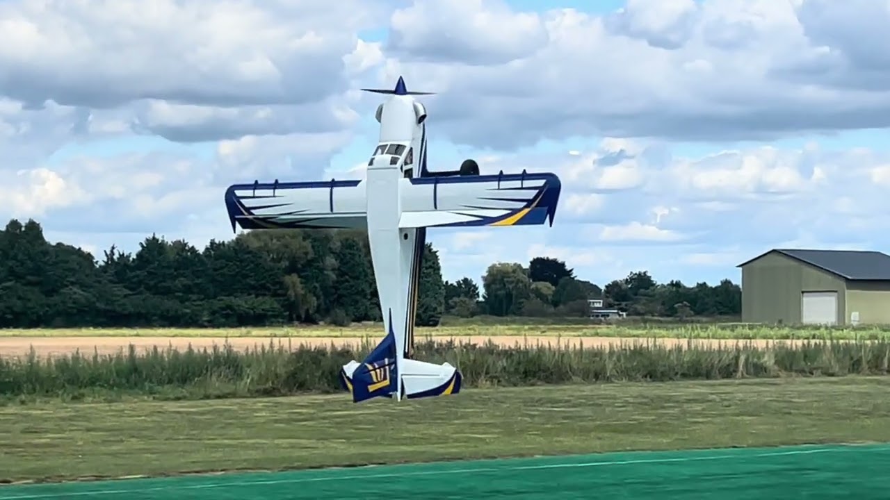 Bram (16) laat zien wat de Extreme flight Bushmaster 120” allemaal kan