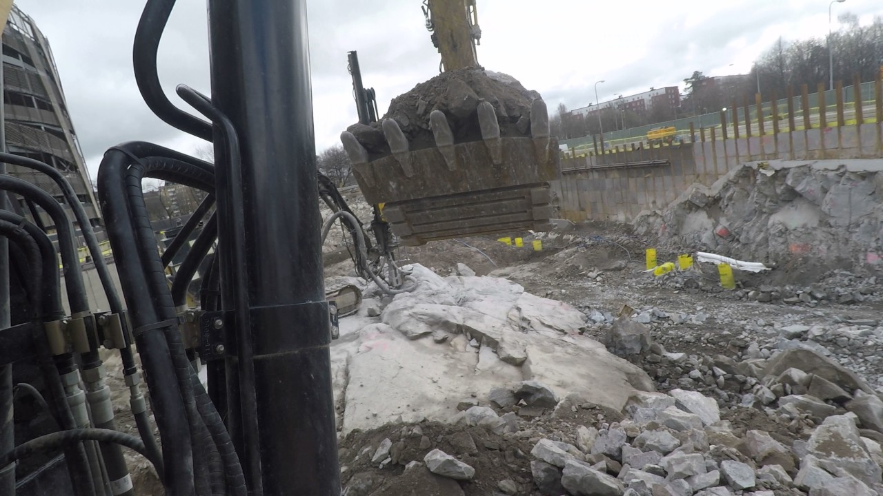 Cat 336D HDHW loading blasted rock