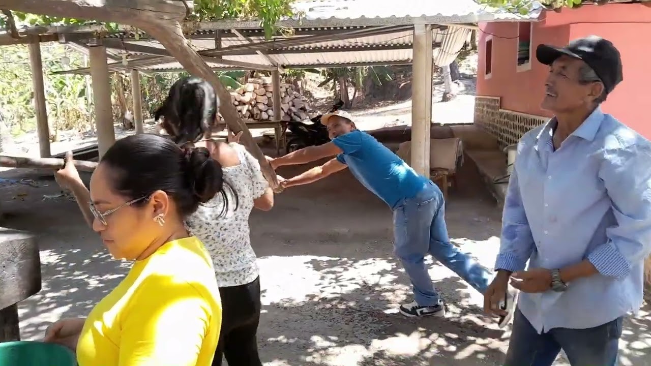 Mujeres con mucha fuerza en la molienda; Alubaren