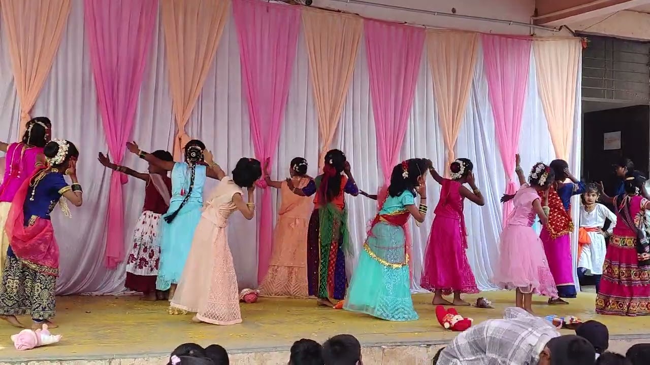 छोटी सी प्यारी सी नन्हीं सी आई कोई परी 