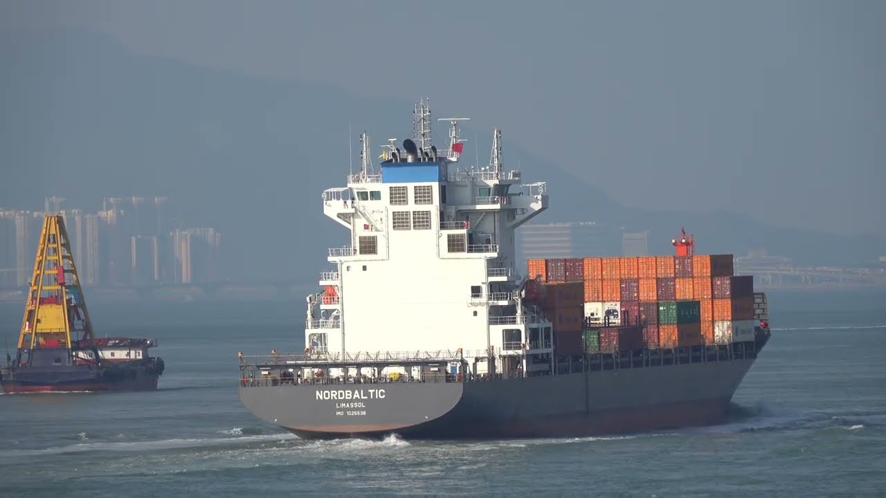 Container Ship《NORDBAL TIC》Crossing the Tsing Ma Bridge in HK 20260202_C0002