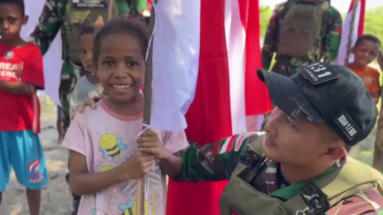 Semangat Merah Putih di Perbatasan TNI dan Warga Kibarkan Bendera Merah Putih