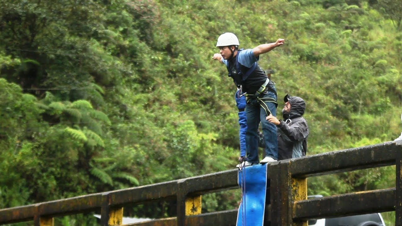 Salto del Puente sobre Rio Blanco en Baños - Ecuador...  Turismo de Aventura *Puenting en Baños*