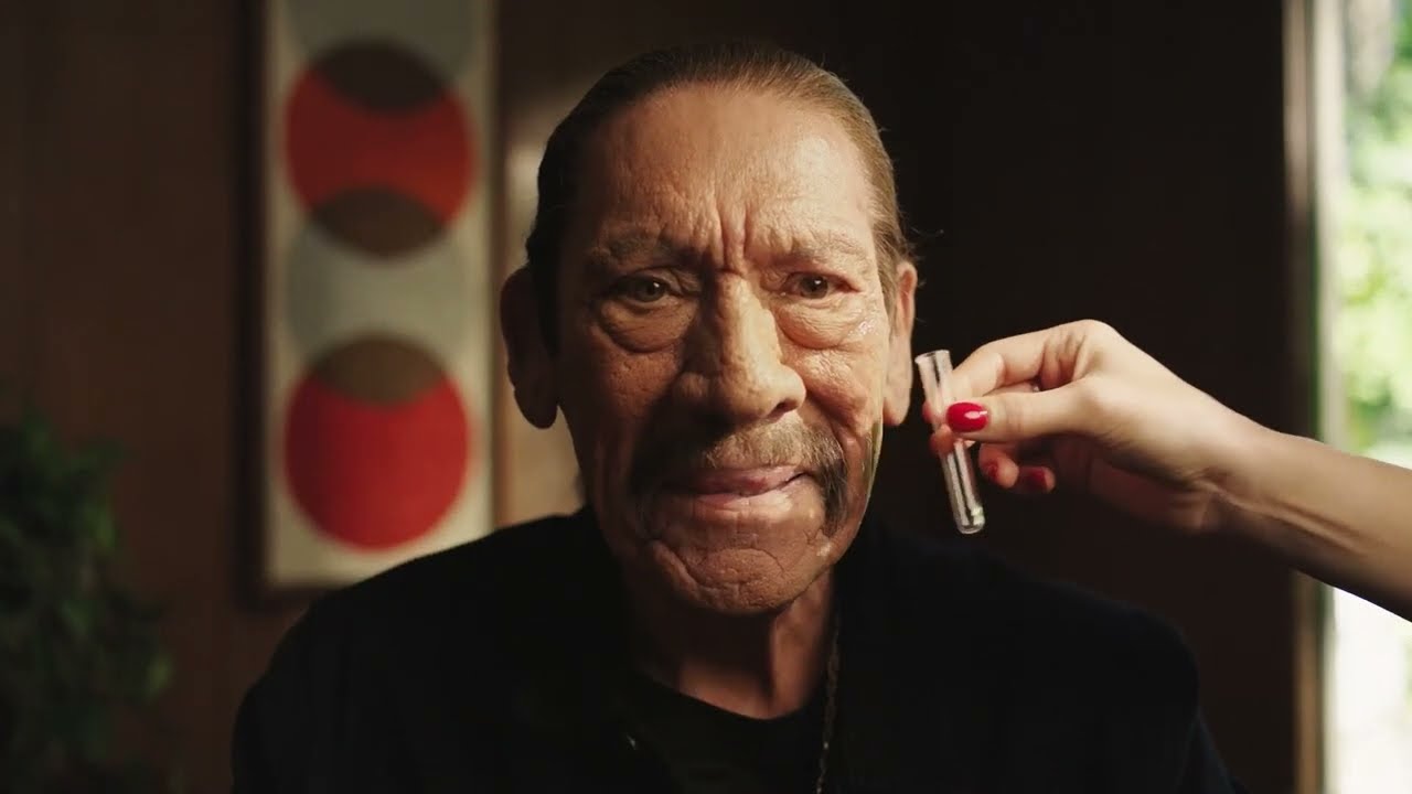 Eine Träne Hollywood nach dem Biss in den McSpicy® - Danny Trejos Träne kommt unter den Hammer.