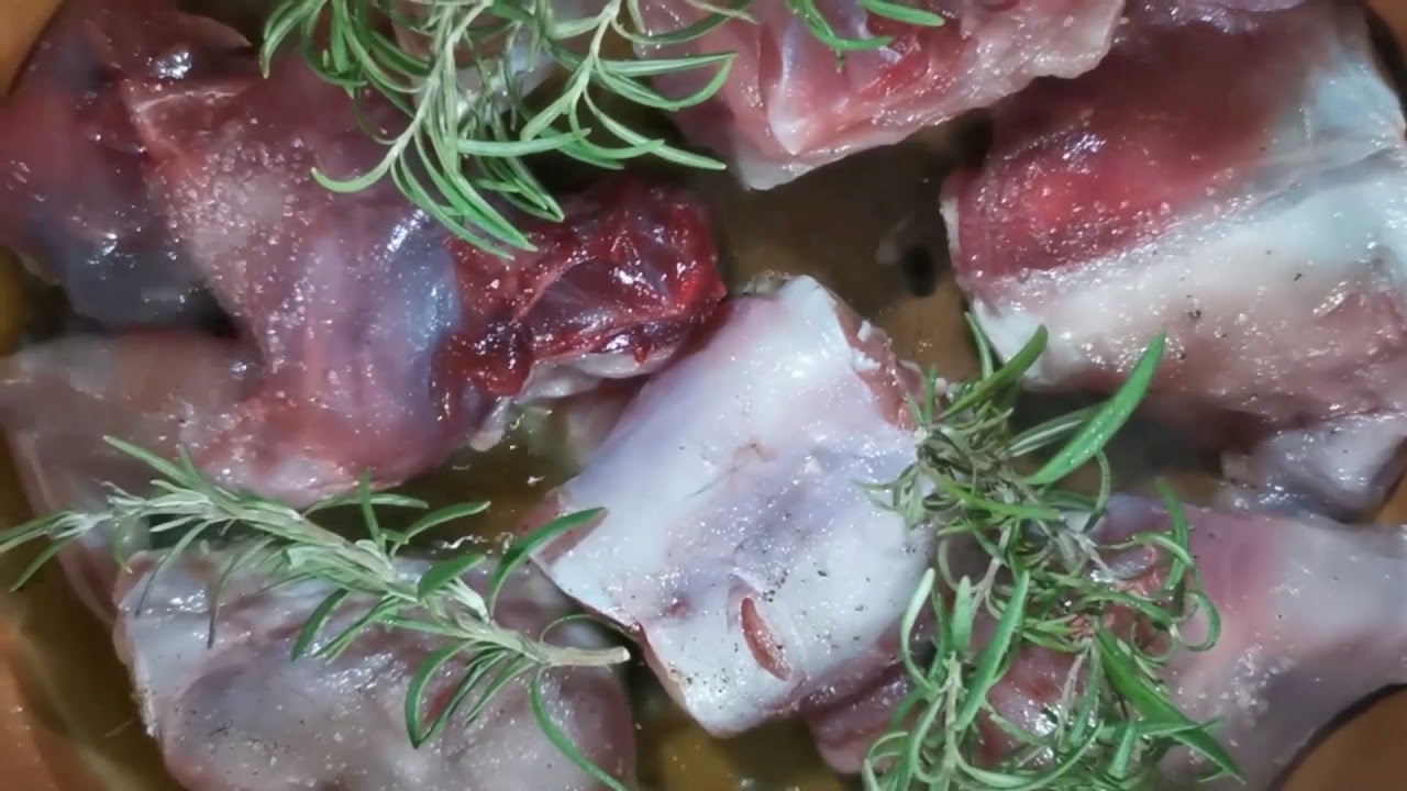 Conejo al barrillo, un plato t&iacute;pico de Carboneros