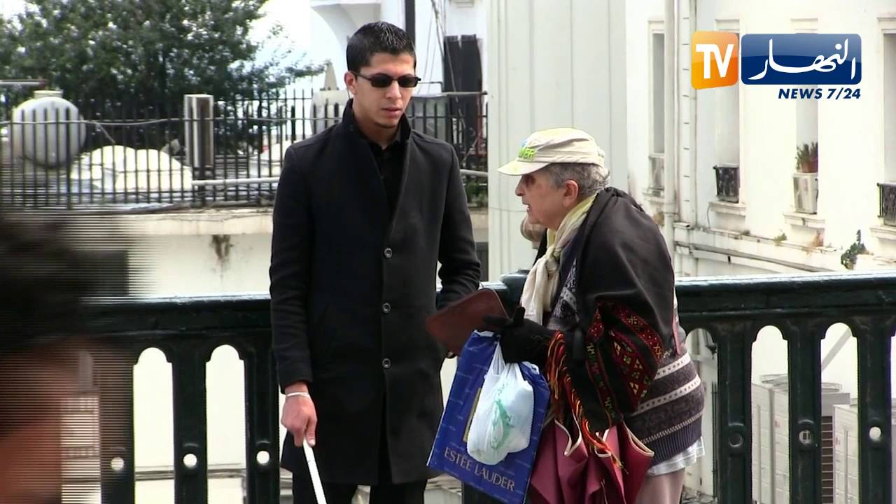 الكاميرا الخفية دزيري و فحل..الحلقة 3 هل يأخذ الجزائري مبلغ 2000 دينار من رجل أعمى ؟