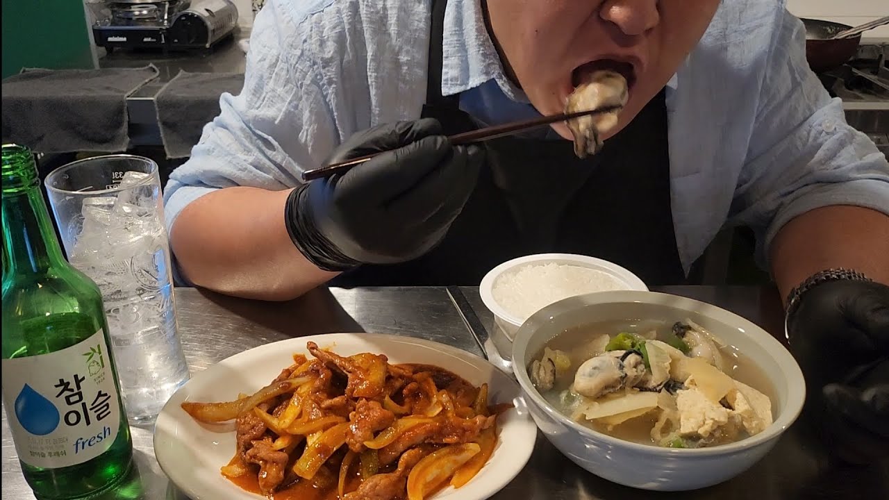 시원하게 굴국 끓여서 닭목살볶음이랑 먹방