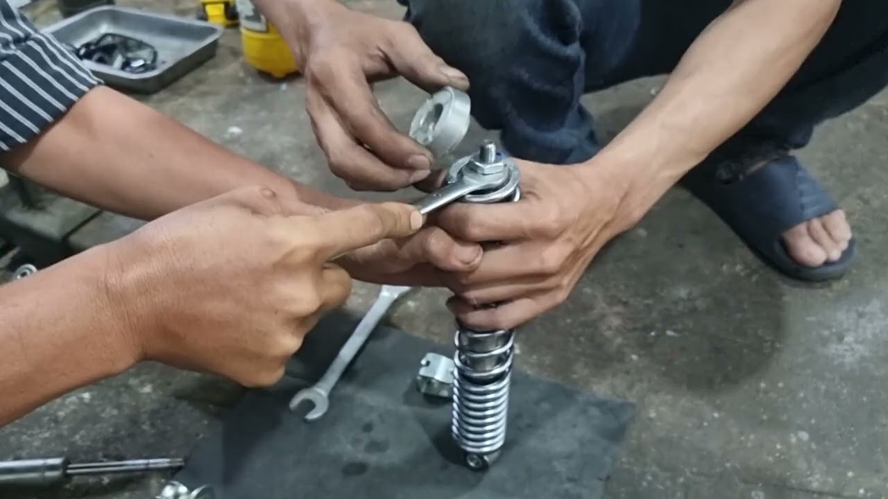 Cách thay ty phuộc tại nhà cho tiếc kiệm chi phí