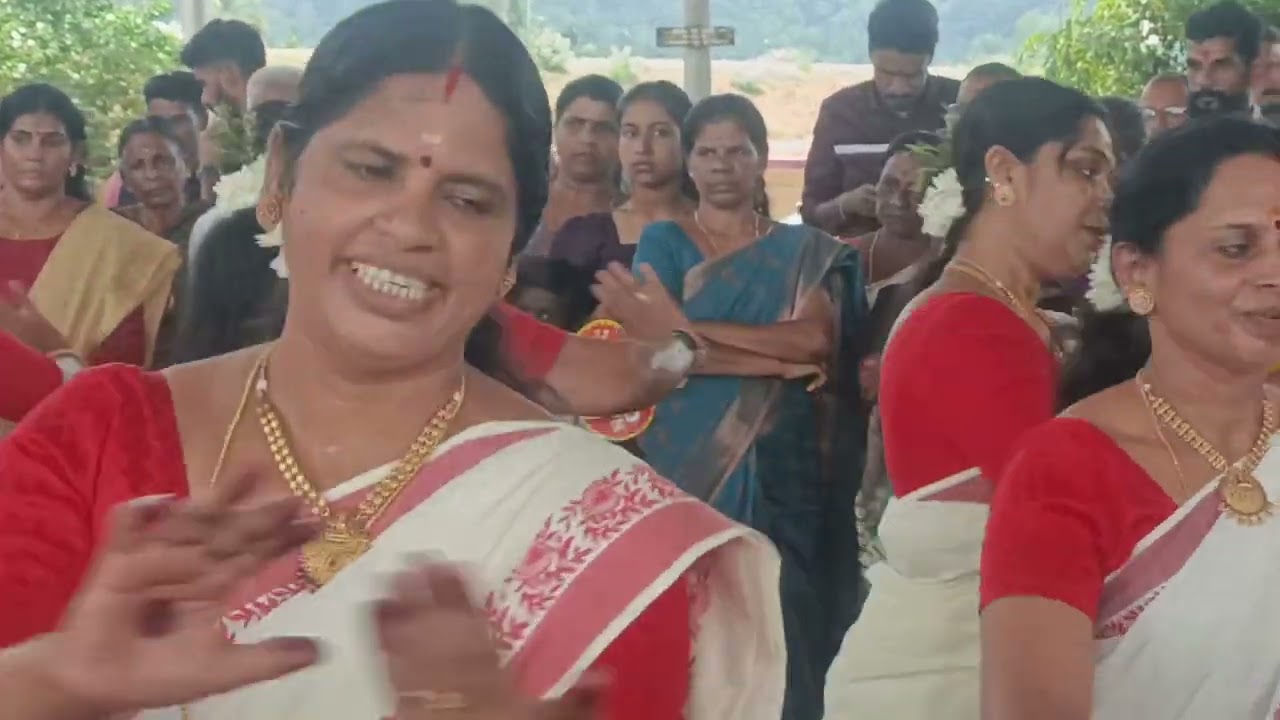 ഉത്രാളിക്കാവ് ക്ഷേത്രത്തിൽ കുമരനെല്ലൂർ ദശപുഷ്പം അവതരിപ്പിച്ച കൈകൊട്ടിക്കളി - 23.4.25