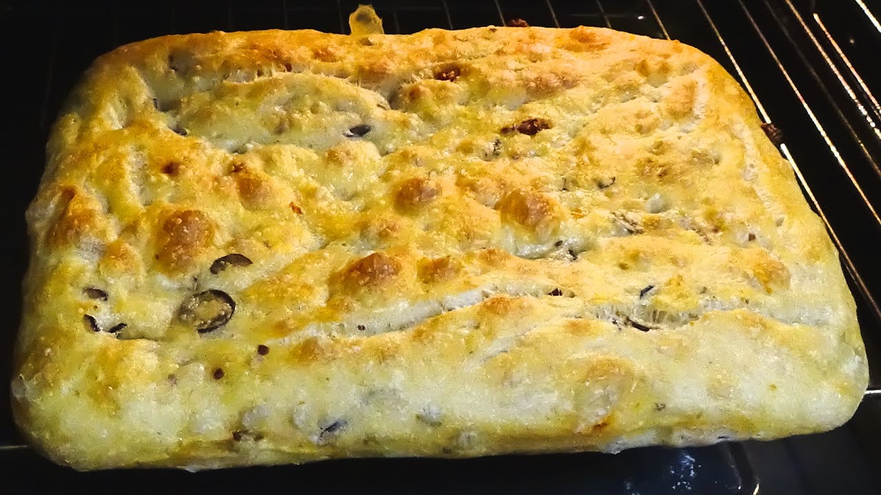 Настоящая фокачча по-неаполитански с вялеными помидорами и оливками!