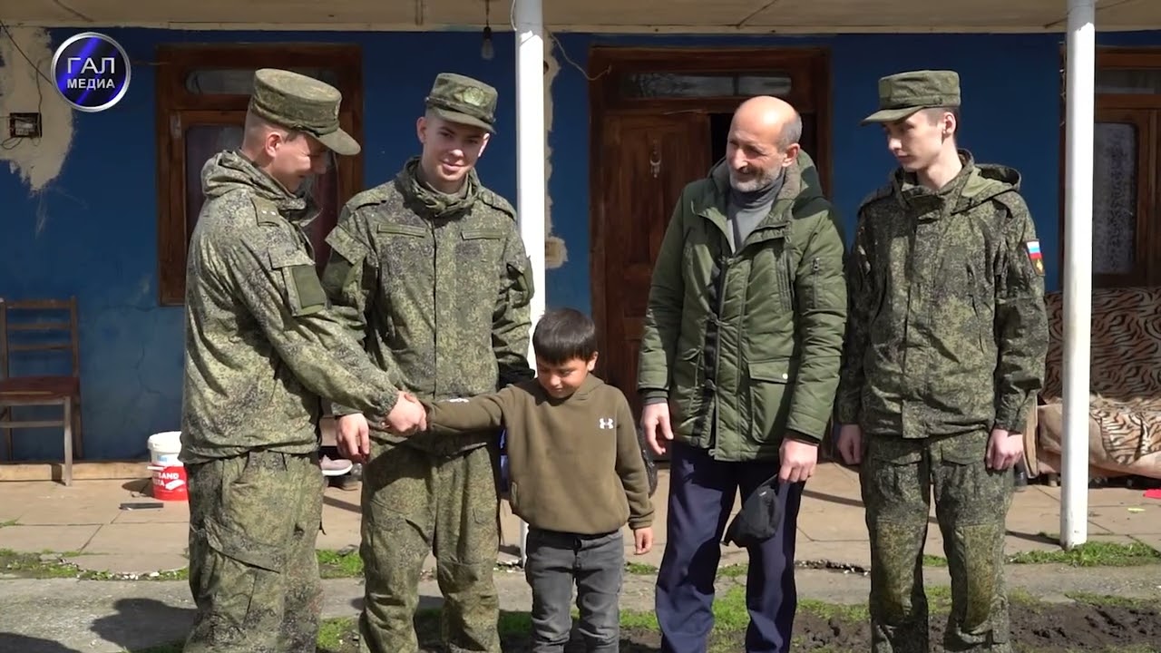 Военнослужащие российской военной базы в Абхазии поздравили женщин Галского ра-на с праздником Весны