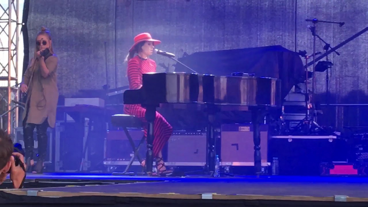Sylwia Grzeszczak „Kiedy tylko spojrzę” - Oborniki 22.09.2018