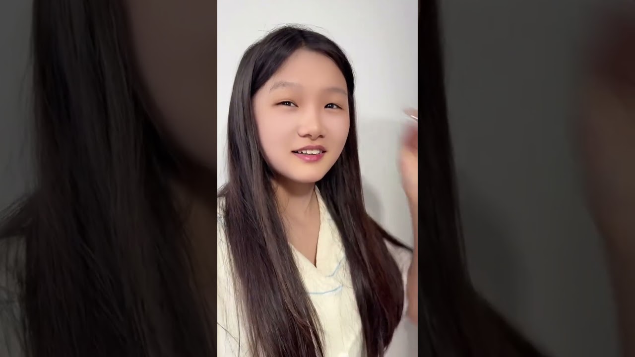 两个女儿偷偷出去做美甲，回家被妈妈发现熊了一顿，刚做的美甲又给扣掉，两姐妹一唱一和气的妈妈无与伦比
