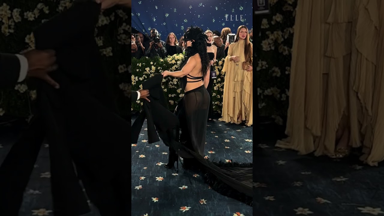 #Charlixcx zaprezentowała na #MetGala stringi, co jest absolutnie najważniejsze.