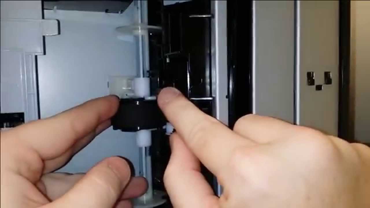 Как заменить подбирающий ролик на принтере HP Color LaserJet CP2025.