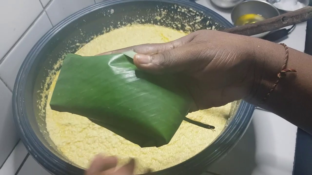 Macabo râpé (kouakoukou) avec la sauce blanche et un peu de gombo ,à ma façon