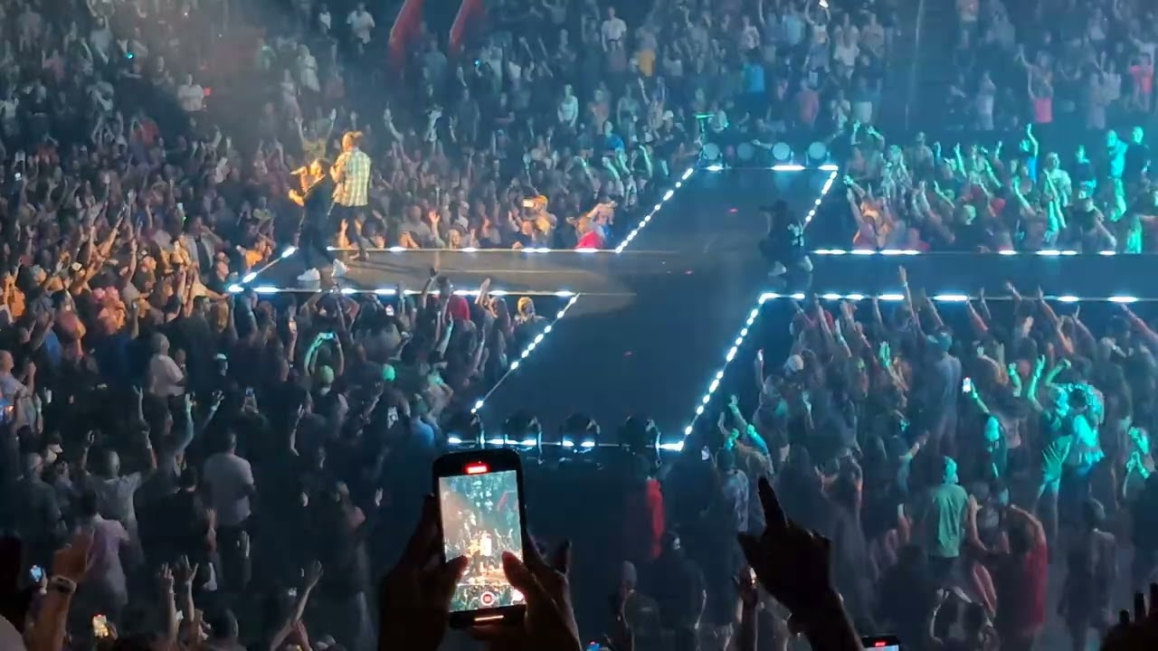 Brandon Lake with Phil Wickham : Praise (Live)