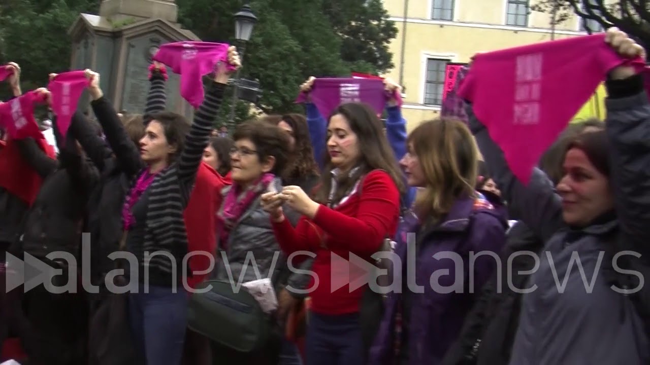 Le ancelle di Non una di meno si 'spogliano' al corteo