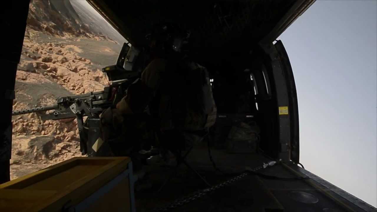 Survolez le Mali à bord d'un hélicoptère Cougar des forces spéciales
