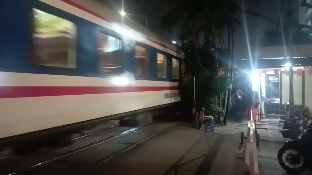 (Đêm Giao thừa 2026) D19E - 974 kéo tàu SE12 về ga Hà Nội qua chắn Kim Liên C