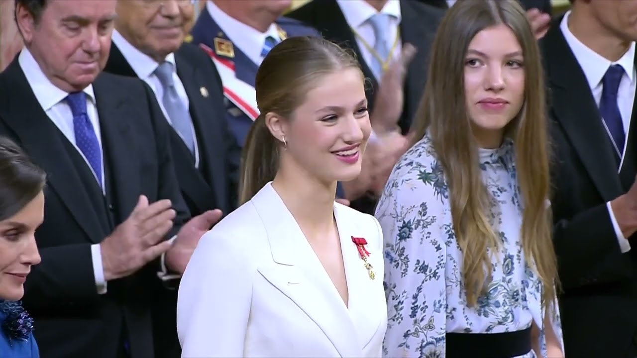 Ovación cerrada de cuatro minutos a la princesa Leonor tras la jura de la Constitución