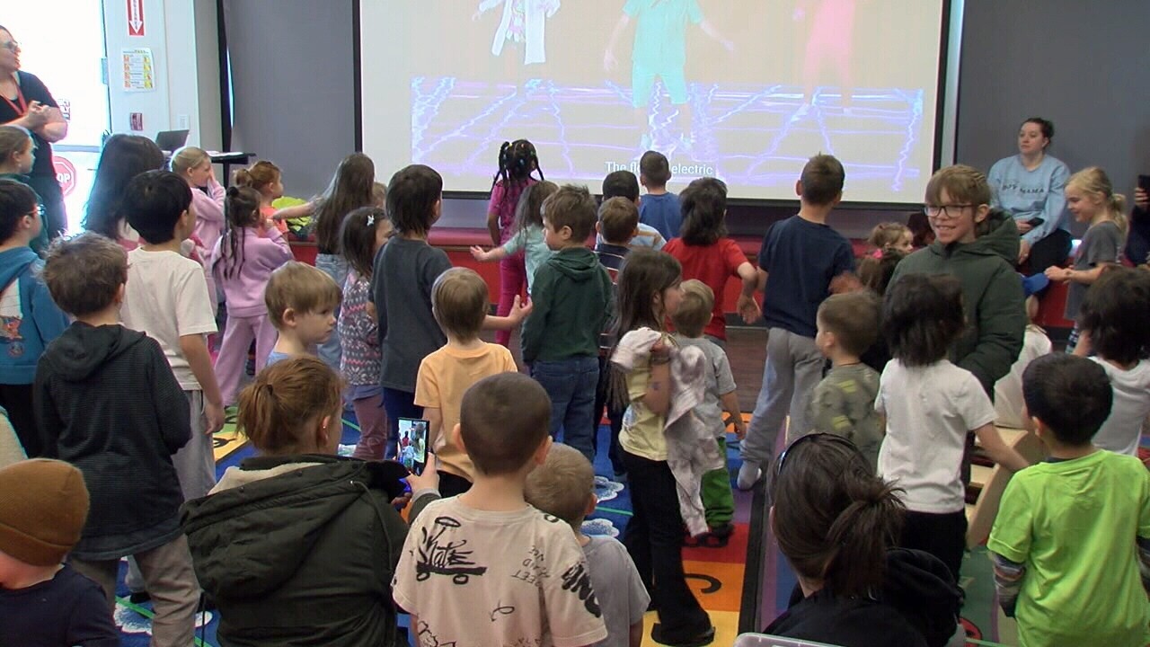 В библиотеке имени Мэри Дж. Л. Блэк прошла танцевальная вечеринка «Danny Go Dance Party».