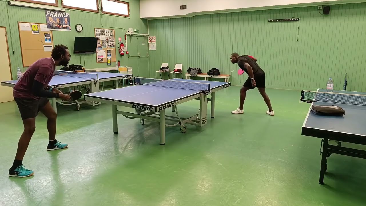 entrainement contre un soft en coup droit et un picot long en revers
