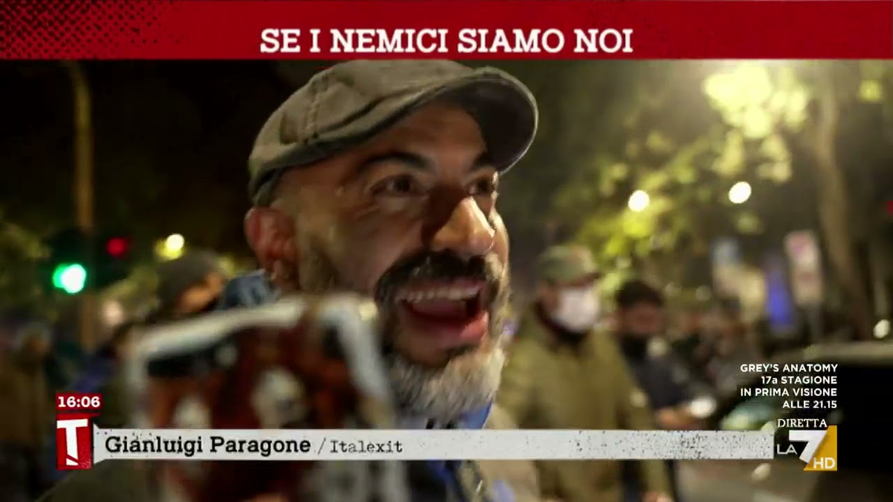 La piazza No Green Pass e gli insulti ai giornalisti