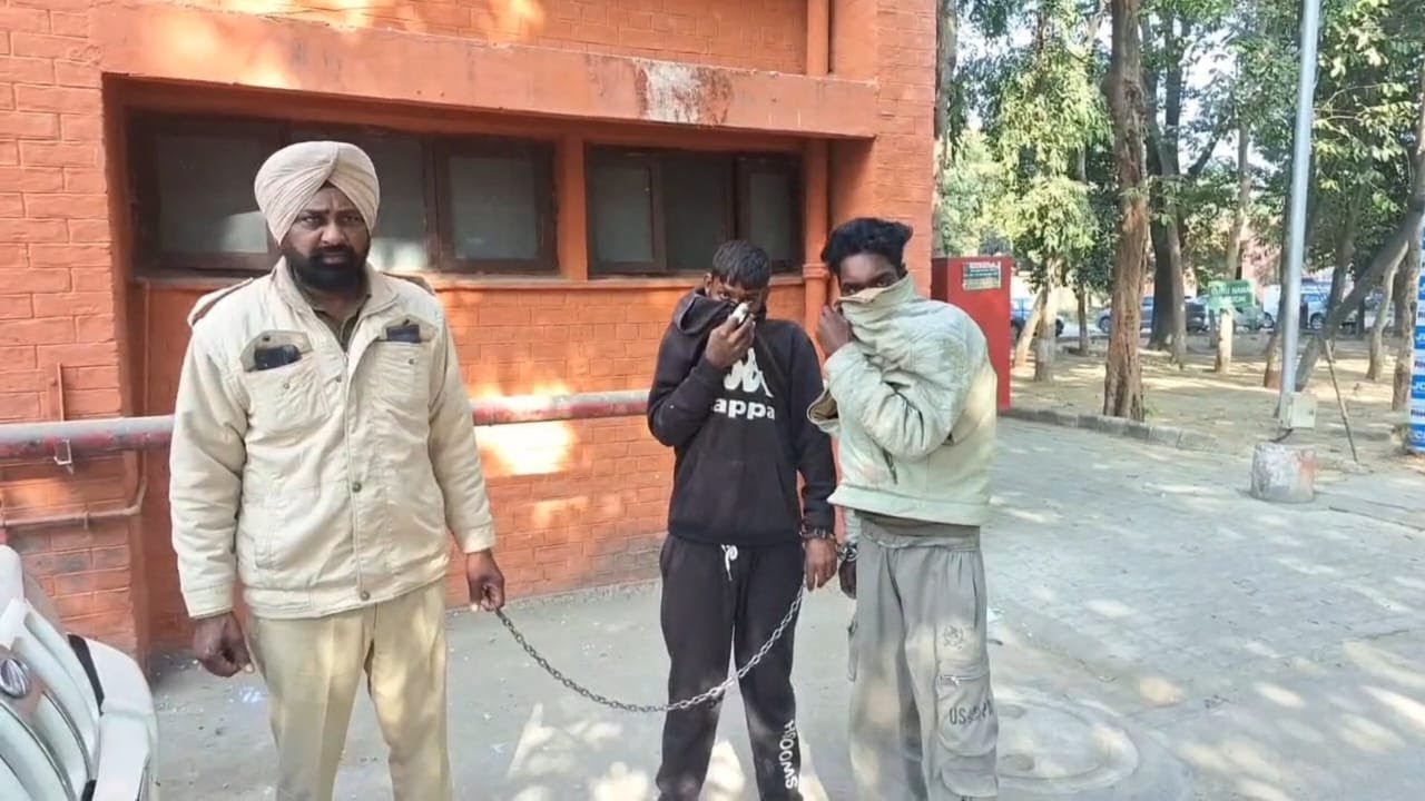 ਬਟਾਲਾ ਨੇੜੇ ਟਰੱਕ ਡਰਾਈਵਰ ਨੂੰ ਜਖ਼ਮੀ ਕਰ ਲੁੱਟਿਆ। ਆਰੋਪੀਆਂ ਵਿੱਚ ਦੋ ਲਾੜਕੀਆਂ  ਅਤੇ ਦੋ ਲੜਕੇ ਸ਼ਾਮਲ