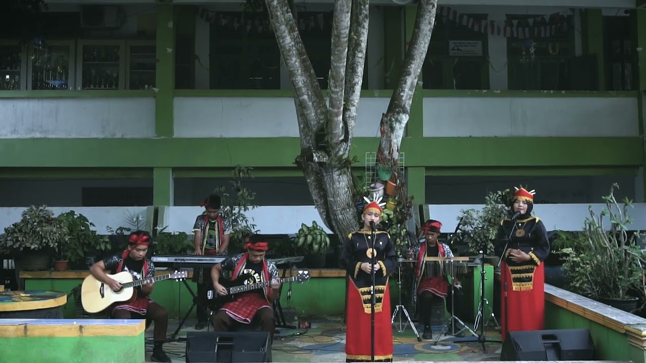 PEREMPUAN PELUKIS PAGI (Puisi Karya La Ode Gusman Nasiru)