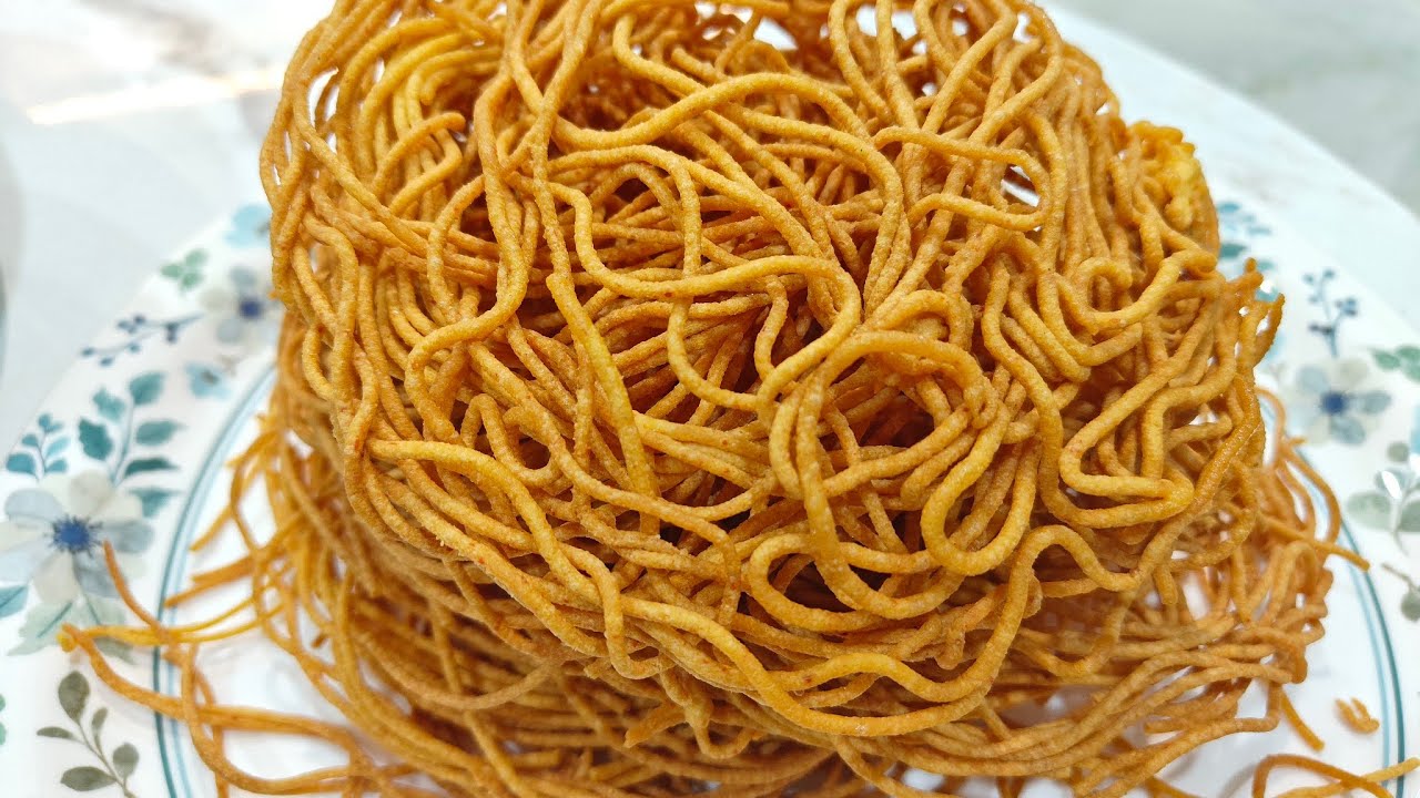 घर पर आसानी से बनाएं ये सेव रेसिपी 😋Sev Recipe 🧡 @thehomemaker05✨#ytshorts ,#youtubevideo ,#trending