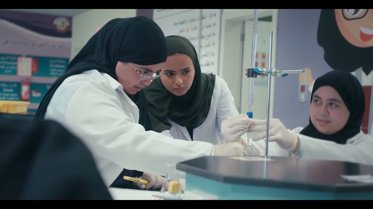 مسيرة وطنٍ آمن بأن العلم أساس النهضة، فاستمر في تكريم المتميّزين لأكثر من أربعة عقود.