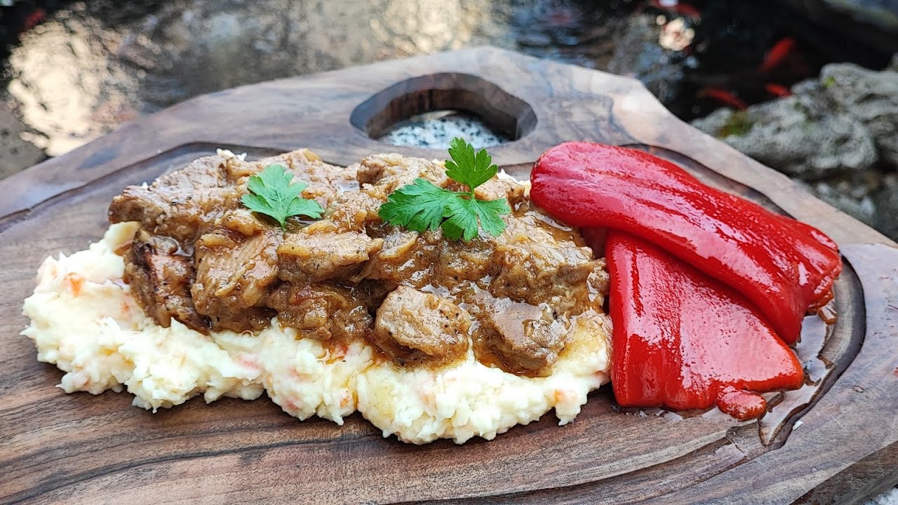 Tocăniță de porc în sos de ceapa cu piure de cartofi.